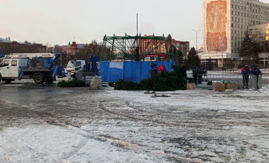 На Театральной площади в Саратове разобрали сломанную ветром новогоднюю елку